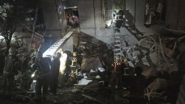 Thị trưởng TP Đài Nam xác nhận ít nhất 2 người chết tại chỗ khi một tòa nhà 17 tầng sụp đổ - Ảnh: AFP