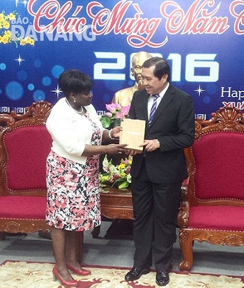 Chairman Huynh Duc Tho (right) and Ms Jennette Arnold