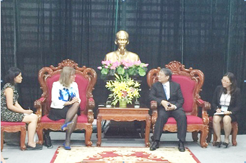 Australian Consul General Lanyon (centre left) and Vice Chairman Tuan