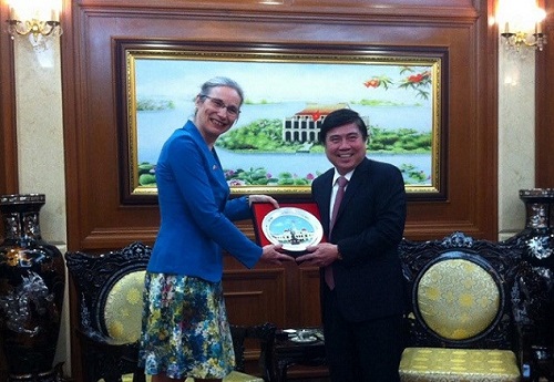 Chairman Nguyen Thanh Phong (R) and Dutch Ambassador Nienke Trooster (Photo: voh.com.vn)
