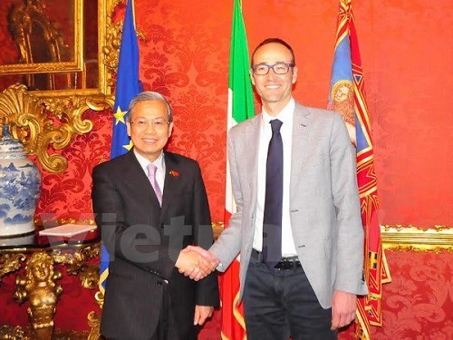 Ambassador Cao Chinh Thien (L) and Veneto region’s Minister Federico Caner (Photo: VNA)
