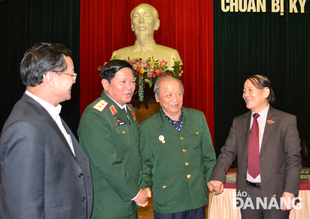 Các đại biểu Quốc hội đơn vị Đà Nẵng trao đổi với cử tri thành phố tại buổi tiếp xúc cử tri sáng 2-3.  Ảnh: Việt Dũng 