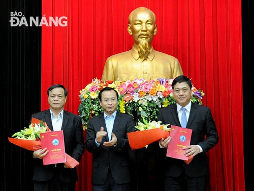  The municipal Party Committee Secretary Nguyen Xuan Anh (middle), with newly-appointed Director of the Da Nang Department of Home Affairs and Chairman of the Hoang Sa (Paracel) Islands District People’s Committee (PC) Vo Ngoc Dong (left), and newly-appointed Chief of the municipal Party Committee Secretariat Dao Tan Bang (right)