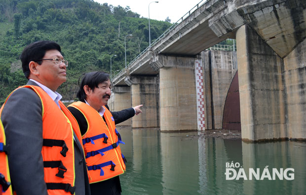 Phó Bí thư Thường trực Thành ủy Võ Công Trí tìm hiểu về mực nước chứa trong lòng hồ thủy điện A Vương