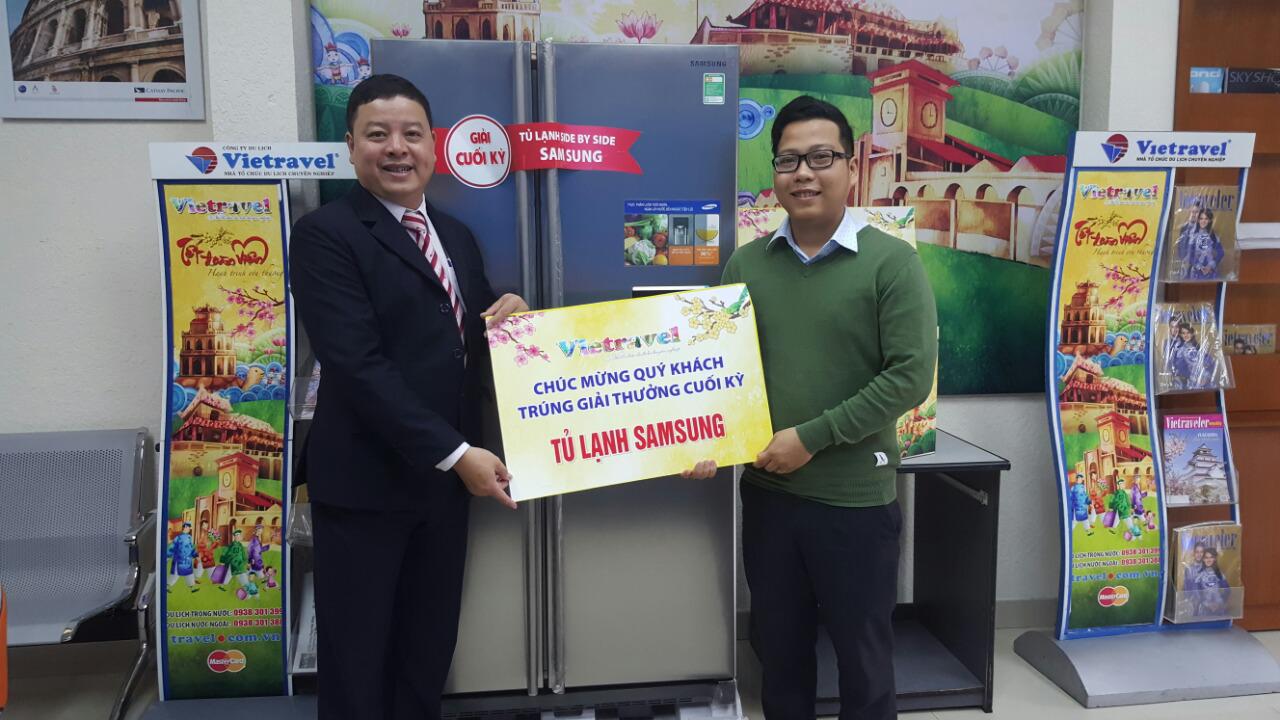 Giám đốc Vietravel chi nhánh Đà Nẵng trao thưởng cho khách hàng đạt giải đặc biệt