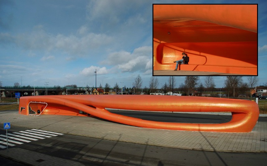 Trạm xe buýt ở Rotterdam, Hà Lan thiết kế theo hình bầu dục thực sự ấn tượng với màu cam và hình dáng giống miệng cá voi. 