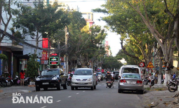 :     Đường Phan Châu Trinh được tổ chức lưu thông một chiều hướng từ đường Lê Hồng Phong đến Trưng Nữ Vương nhằm giảm thiểu ùn tắc giao thông, đặc biệt là tình trạng ô-tô con đậu đỗ song song.
