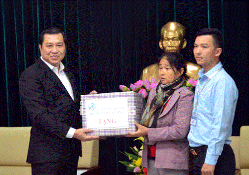 Chairman Duc Tho (left) and widow Nguyen Thi Tan (middle)