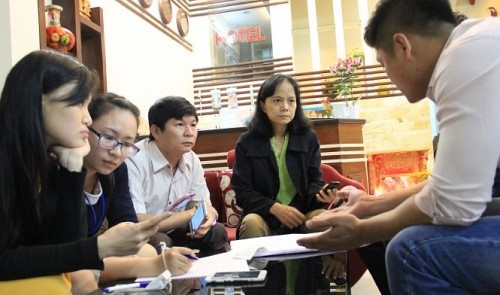 Da Nang City officials work with a hotel in Son Tra District two days after a tourist accused it of cheating them on the Facebook group of the city’s urban management office on March 8, 2016. Tuoi Tre