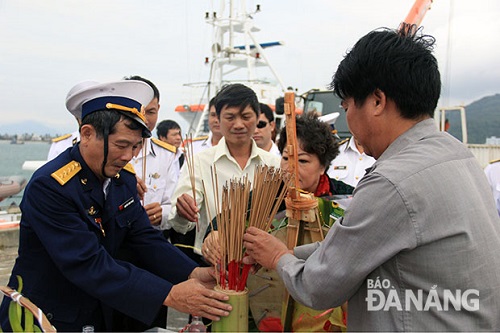 The war veterans and ex-servicemen offering incense