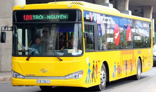 A bus used for route No. 109 is pictured at Tan Son Nhat International Airport in Ho Chi Minh City on March 16, 2016. VnExpress