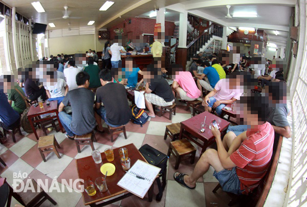 Nhiều quán cà-phê ở Đà Nẵng vẫn đông khách vào giờ hành chính. Ảnh: T.Y