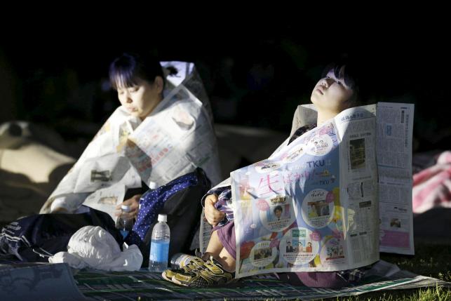 Giấy báo được dùng tạm thay chăn. (Ảnh: Reuters/ Kyodo)