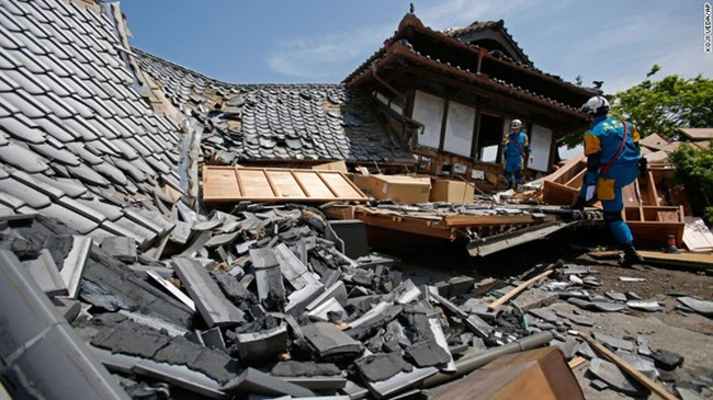 Nhiều ngôi nhà bị sập ở thị trấn Mashiki trong trận động đất hôm 15/4. Ảnh: CNN