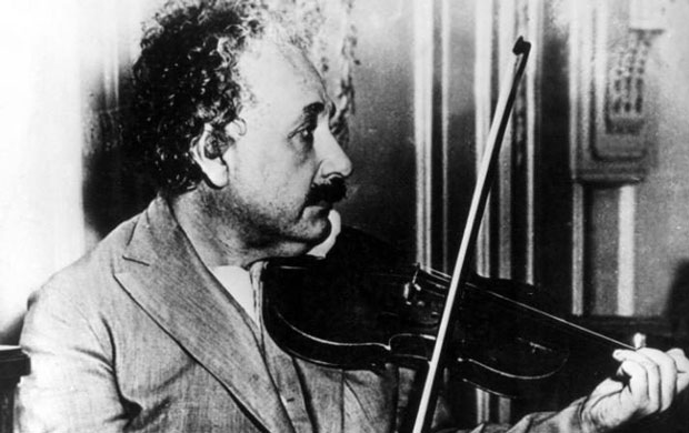 Albert Einstein thích chơi đàn violin.