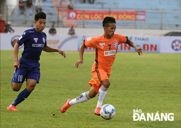 Thanh Hải (áo cam) đã có một trận đấu xuất sắc, cùng với bàn thắng quý giá, giúp SHB Đà Nẵng có được trận hòa 1-1 trước Bình Dương (áo xanh).