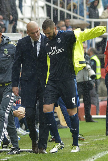 Nếu thiếu vắng Benzema (phải) trong khi C.Ronaldo chưa hoàn toàn bình phục, hẳn HLV Zidane (trái) có nhiều lý do để lo lắng. 		              Ảnh: EPA