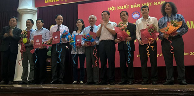 Giám đốc NXB Đà Nẵng Trương Công Báo (thứ hai từ phải sang) nhận Giải vàng  sách hay cho tác phẩm Phạm Phú Thứ Toàn tập.