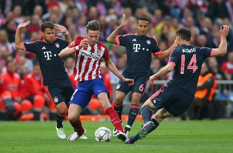 Saul Niguez đi bóng qua một loạt cầu thủ Bayern Munich..