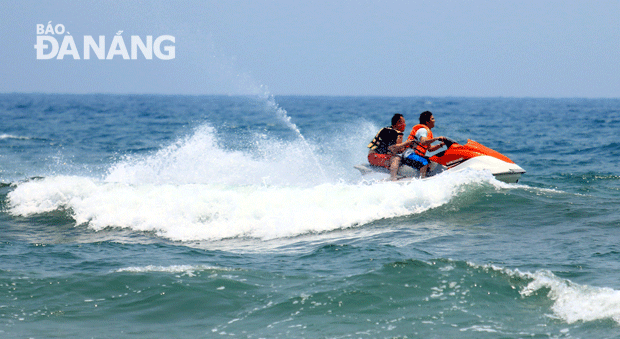 Lướt sóng trên biển Đà Nẵng - môn thể thao được nhiều khách du lịch yêu thích