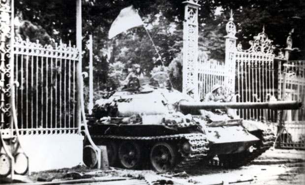 11 giờ 30 ngày 30-4-1975, xe tăng quân giải phóng tiến qua cổng sắt đánh chiếm Dinh Tổng thống ngụy quyền Sài Gòn, sào huyệt cuối cùng của địch. Ảnh: TTXVN