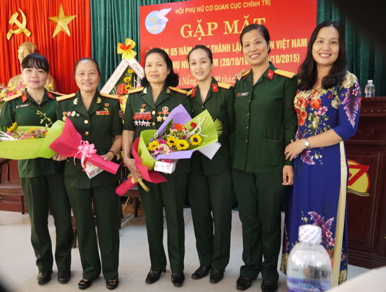 Anh hùng LLVTND Nguyễn Thị Tám (thứ 2, trái sang) với phụ nữ Cục Chính trị Quân khu 5.