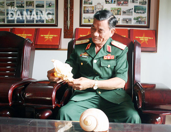 Thiếu tướng Nguyễn Viết Hoàng luôn nâng niu những chiếc vỏ ốc mang về từ Trường Sa.