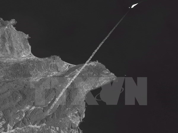 Một vệt sáng được cho là của tên lửa tầm trung Musudan-ri sau khi Triều Tiên phóng thử tên lửa này ngày 5-4-2009. (Nguồn: EPA/TTXVN)