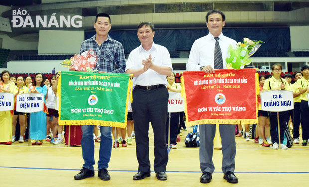 Phó Chủ tịch UBND Đặng Việt Dũng tặng cờ lưu niệm cho các nhà tài trợ.