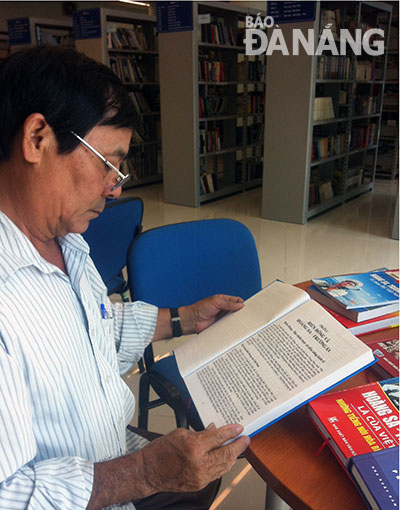 Độc giả tìm hiểu tư liệu về Hoàng Sa tại Thư viện Khoa học tổng hợp Đà Nẵng. 