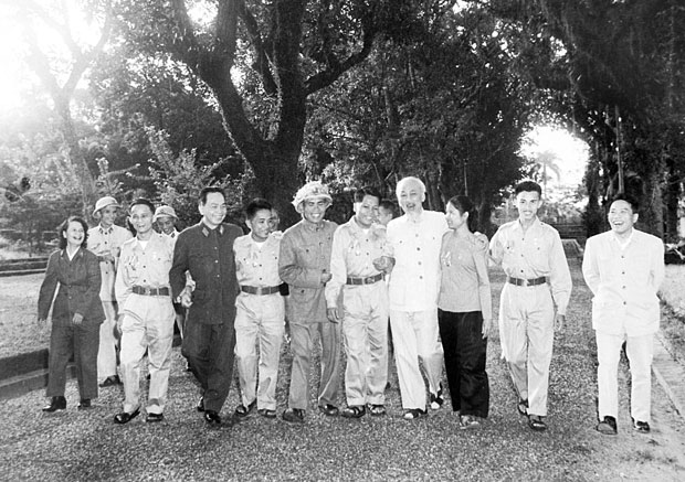 Hồ Chủ tịch tiếp đoàn đại biểu Anh hùng, Chiến sĩ thi đua các lực lượng vũ trang nhân dân giải phóng miền Nam ra thăm miền Bắc (15-11-1965). Ảnh:  TTXVN