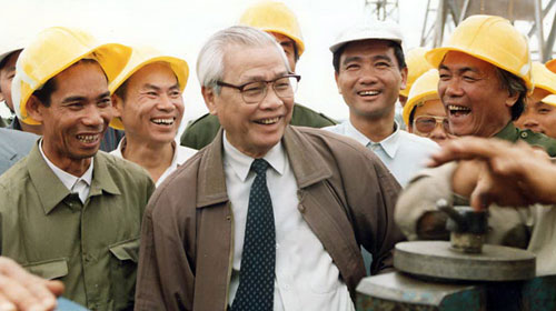 Thủ tướng Võ Văn Kiệt và công nhân trên công trường xây dựng trạm biến thế 500kV Pleiku ngày 3-11-1993. (Ảnh Internet)