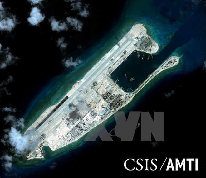 Ảnh chụp vệ tinh Đá Chữ Thập thuộc quần đảo Trường Sa của Việt Nam mà phía Trung Quốc chiếm đóng, xây dựng trái phép. (Nguồn: Reuters/TTXVN)