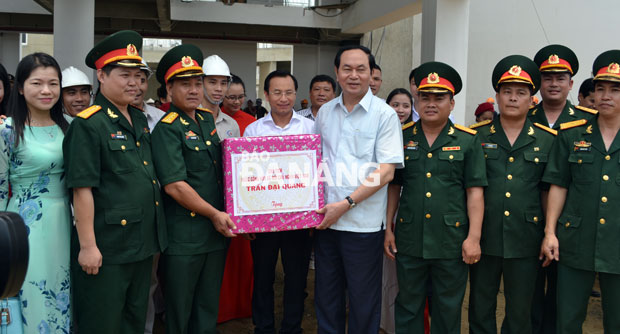 Chủ tịch nước Trần Đại Quang tặng quà đơn vị thi công Cung văn hóa thiếu nhi Đà Nẵng