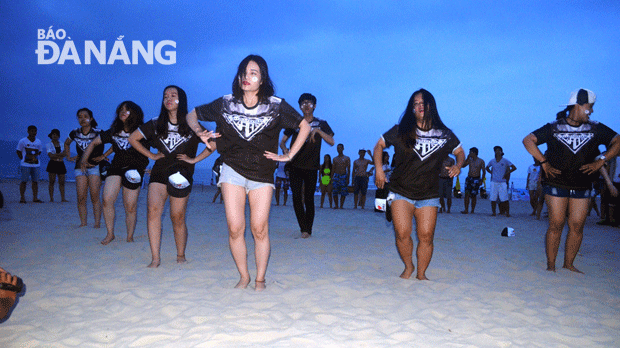 Phần trình diễn flashmod của các bạn trẻ tại bãi biển du lịch Đà Nẵng thu hút sự chú ý của nhiều du khách
