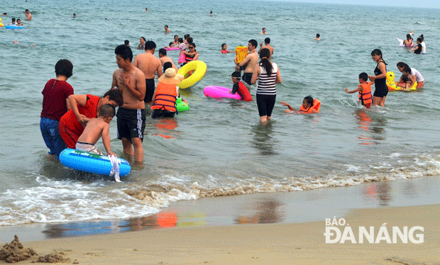 Sau khi tham gia vào các trò chơi, người dân và du khách thích thú hòa mình dưới dòng nước xanh mát của biển Phạm Văn Đồng
