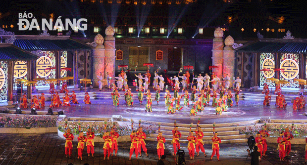 Múa “Lục triệt Hoa Mã Đăng” do Nhà hát Cung đình Huế biểu diễn