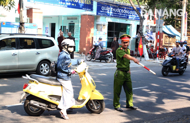 :     Công an phường Bình Thuận xử lý nhiều trường hợp đi ngược chiều trên đường Phan Châu Trinh hướng từ đường Tuệ Tĩnh đến Nguyễn Văn Linh.