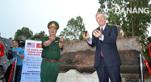 Thượng tướng Nguyễn Chí Vịnh (trái) và Đại sứ Hoa Kỳ Ted Osius xác nhận đất qua xử lý đã sạch hoàn toàn.