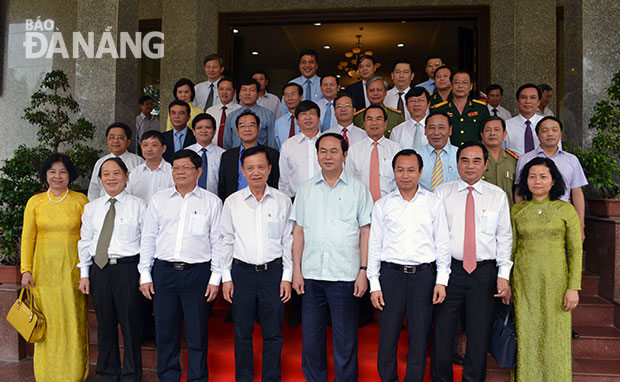 Chủ tịch nước Trần Đại Quang (thứ tư, bên phải sang) chụp hình với cán bộ chủ chốt thành phố Đà Nẵng.  Ảnh: VIỆT DŨNG