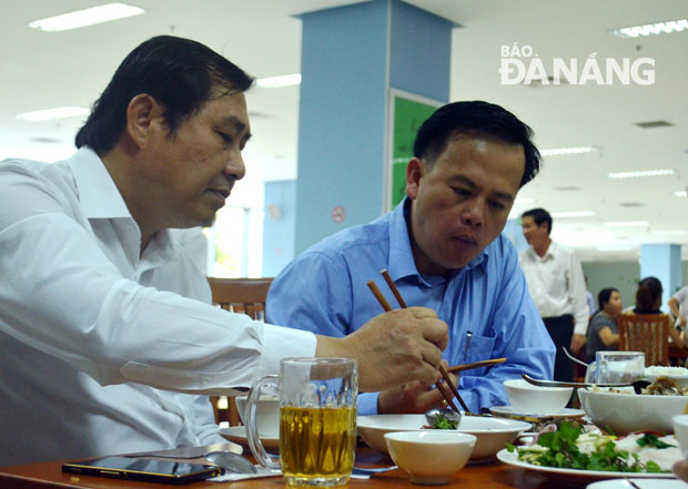 Chủ tịch UBND thành phố Huỳnh Đức Thơ dùng cơm trưa với hải sản tại Trung tâm hành chính