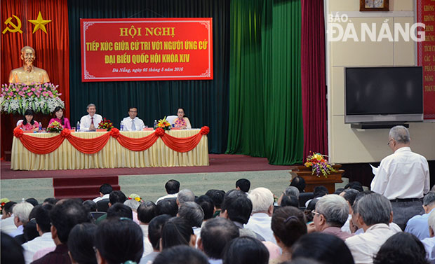 Các ứng cử viên đại biểu Quốc hội khóa XIV - Đơn vị bầu cử số 1 thành phố Đà Nẵng tiếp xúc cử tri để vận động bầu cử.Ảnh: SƠN TRUNG