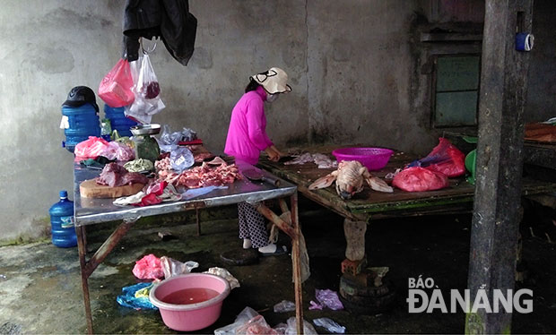 Ngăn chặn, chống thực phẩm bẩn cần sự chung tay, vào cuộc của cả chính quyền lẫn người dân. Trong ảnh: Một lò giết mổ gia súc không đảm bảo an toàn vệ sinh thực phẩm tại huyện Hòa Vang.