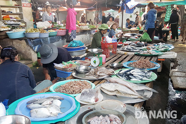 Các điểm bán cá sạch được mở tại các chợ vừa giúp người dân yên tâm mua cá biển vừa bình ổn thị trường.                                                                             Ảnh: THỤY BẤT NHI 
