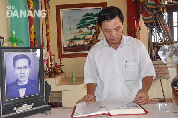 Ông Thái Bình đang lần giở những trang viết về chí sĩ Thái Phiên. 