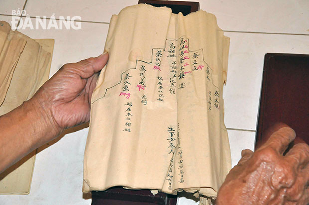  Bản gia phả bằng chữ Hán đang được lưu giữ tại Nhà thờ tộc Thái. Ảnh: T.Y