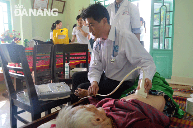 Bác sĩ thăm khám tại nhà cho Mẹ Việt Nam anh hùng Phạm Thị Viết, năm nay 106 tuổi