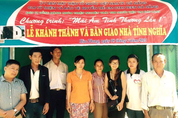 Anh Trần Minh Sỹ (thứ 2 từ trái sang) trong buổi bàn giao nhà tình nghĩa tại xã Hòa Phong. (Ảnh nhân vật cung cấp)