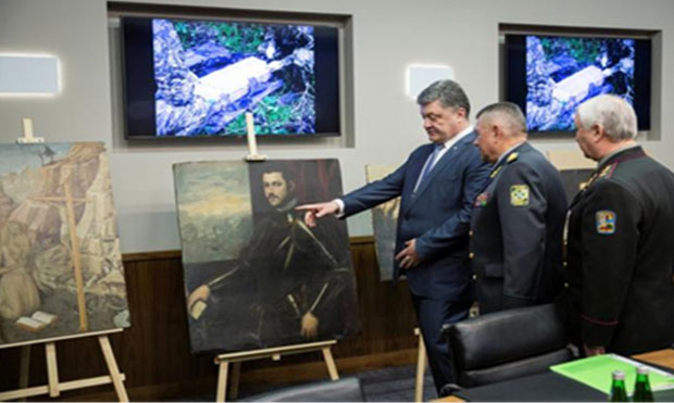 Tổng thống Ukraine Petro Poroshenko (trái) với một số bức tranh đã bị đánh cắp từ Bảo tàng Castelvecchio tại Verona.