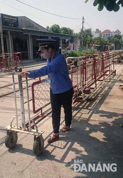 Ngô Thị Khánh Linh với công việc hằng ngày tại gác chắn tàu trạm Ngô Thì Nhậm.